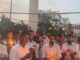 पदोन्नति में 2 वर्ष के शिथिलन पर शर्त हटाने की मांग को लेकर शहीद स्मारक पर कर्मचारियों का कैंडल मार्च