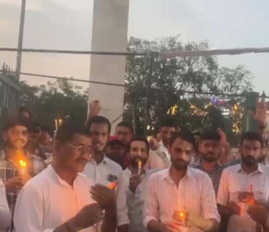 पदोन्नति में 2 वर्ष के शिथिलन पर शर्त हटाने की मांग को लेकर शहीद स्मारक पर कर्मचारियों का कैंडल मार्च