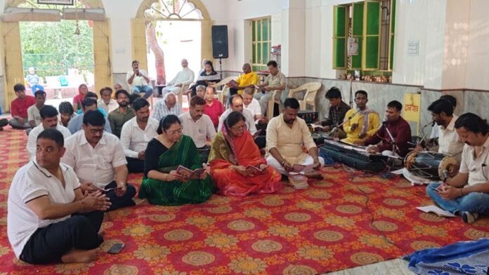 AAP organizes Sundarkand recitation in protest against the theft at the Ram Lalla temple. AAP organizes Sundarkand recitation in protest against the theft at the Ram Lalla temple.