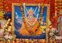 140 जल सुराइयों की भव्य झांकी के बीच हुए सद्गुरु टेऊँराम बाबा के दिव्य दर्शन A divine glimpse of Sadguru Teunram Baba amidst a magnificent tableau of 140 water pitchers.