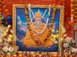 140 जल सुराइयों की भव्य झांकी के बीच हुए सद्गुरु टेऊँराम बाबा के दिव्य दर्शन A divine glimpse of Sadguru Teunram Baba amidst a magnificent tableau of 140 water pitchers.