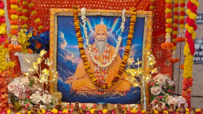 A divine glimpse of Sadguru Teunram Baba amidst a magnificent tableau of 140 water pitchers. A divine glimpse of Sadguru Teunram Baba amidst a magnificent tableau of 140 water pitchers.