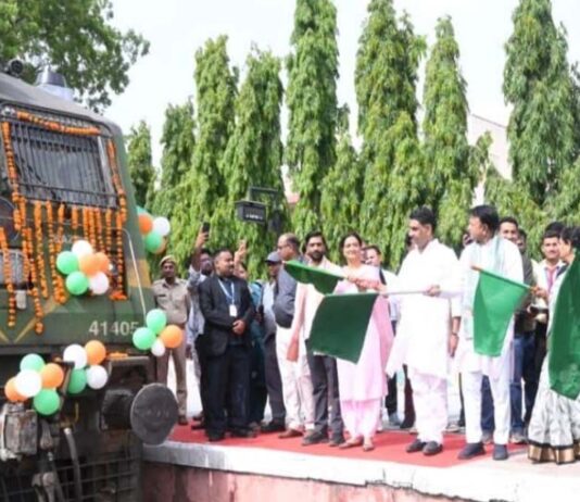 वरिष्ठ नागरिक तीर्थ यात्रा का शुभारंभ: रामेश्वरम-मदुरै के लिए स्पेशल ट्रेन को देवस्थान मंत्री कुमावत ने दिखाई हरी झंडी