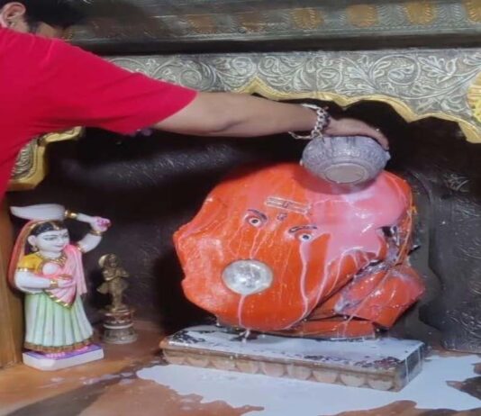 पुष्य नक्षत्र पर परकोटा गणेश मंदिर में पंचामृत अभिषेक Panchamrit Abhishekh at the Parkota Ganesh Temple on the occasion of Pushya Nakshatra.