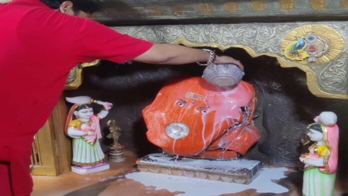 Panchamrit Abhishekh at the Parkota Ganesh Temple on the occasion of Pushya Nakshatra. Panchamrit Abhishekh at the Parkota Ganesh Temple on the occasion of Pushya Nakshatra.