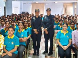 पुलिस ने 450 छात्राओं को साइबर सुरक्षा और आत्मरक्षा के दिए गुर Police imparted cyber security and self-defense tips to 450 girl students.
