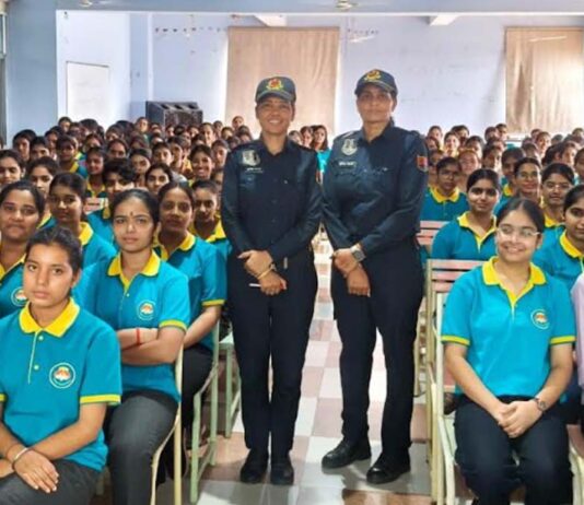 पुलिस ने 450 छात्राओं को साइबर सुरक्षा और आत्मरक्षा के दिए गुर Police imparted cyber security and self-defense tips to 450 girl students.