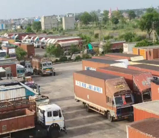 वीएलटीडी और ई-चालान के विरोध में दस हजार ट्रकों के पहिए थमे Ten thousand trucks stopped in protest against VLTD and e-challan.