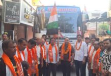 दौ सौ श्रद्धालुओं का जत्था अमरनाथ यात्रा के लिए रवाना A group of 200 pilgrims departs for the Amarnath Yatra.
