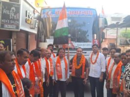 दौ सौ श्रद्धालुओं का जत्था अमरनाथ यात्रा के लिए रवाना A group of 200 pilgrims departs for the Amarnath Yatra.