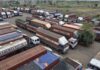 वीएलटीडी के विरोध में दूसरे दिन भी थमे रहे ट्रकों के पहिए Truck wheels remained at a standstill for the second consecutive day in protest against VLTD.