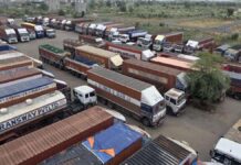 वीएलटीडी के विरोध में दूसरे दिन भी थमे रहे ट्रकों के पहिए Truck wheels remained at a standstill for the second consecutive day in protest against VLTD.