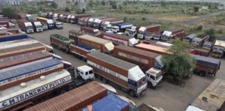 वीएलटीडी के विरोध में दूसरे दिन भी थमे रहे ट्रकों के पहिए Truck wheels remained at a standstill for the second consecutive day in protest against VLTD.