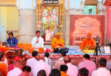 140 दीपों की महाआरती से गूंजा श्री अमरापुर स्थान Shri Amrapur Sthan resounds with the Maha-Aarti of 140 lamps.