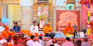 140 दीपों की महाआरती से गूंजा श्री अमरापुर स्थान Shri Amrapur Sthan resounds with the Maha-Aarti of 140 lamps.
