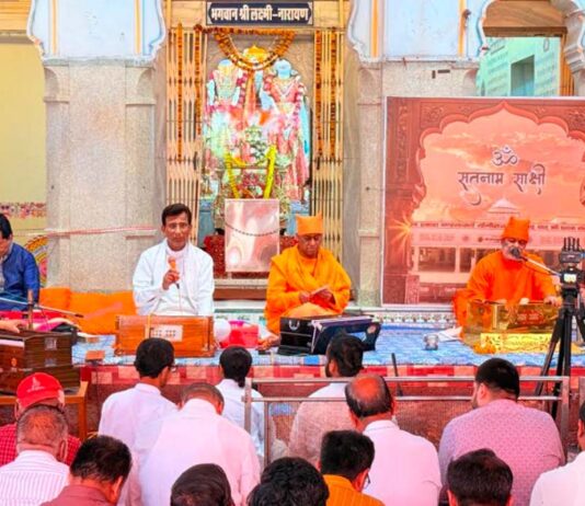 140 दीपों की महाआरती से गूंजा श्री अमरापुर स्थान Shri Amrapur Sthan resounds with the Maha-Aarti of 140 lamps.