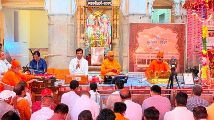 Shri Amrapur Sthan resounds with the Maha-Aarti of 140 lamps. Shri Amrapur Sthan resounds with the Maha-Aarti of 140 lamps.
