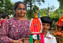बाल रथयात्रा में बच्चों की रचनात्मकता और भक्ति का संगम A confluence of children's creativity and devotion at the Bal Rath Yatra.