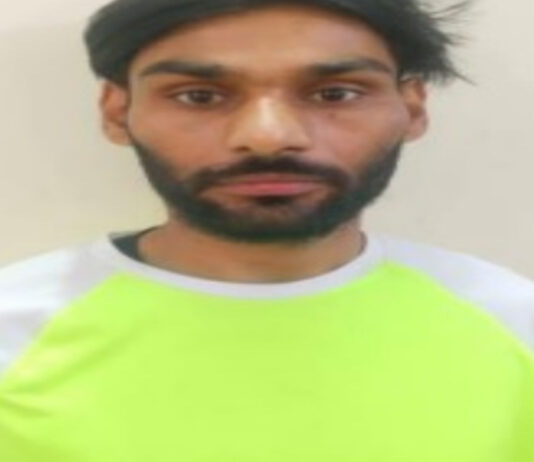 दो हजार का इनामी शातिर चोर गिरफ्तार Cunning thief with a ₹2,000 reward on his head arrested.