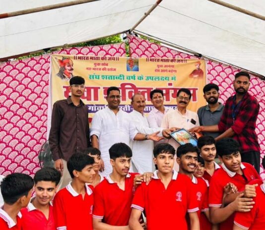 युवा खेल संगम का आयोजन में पारंपरिक खेलों में युवाओं ने दिखाया उत्साह Youth showed enthusiasm for traditional sports at the 'Yuva Khel Sangam' event.
