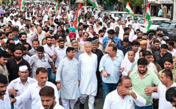 केंद्रीय शिक्षा मंत्री के इस्तीफे को लेकर कांग्रेस का जयपुर में उग्र प्रदर्शन Congress stages fierce protest in Jaipur demanding the Union Education Minister's resignation.