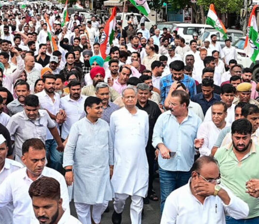 केंद्रीय शिक्षा मंत्री के इस्तीफे को लेकर कांग्रेस का जयपुर में उग्र प्रदर्शन Congress stages fierce protest in Jaipur demanding the Union Education Minister's resignation.