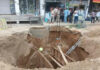 बीस फीट गहरे गड्ढे में दबे दो मजदूर: समय रहते रेस्क्यू कर बचाई जान Two laborers buried in a twenty-foot-deep pit.