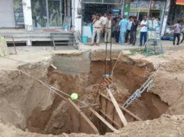 बीस फीट गहरे गड्ढे में दबे दो मजदूर: समय रहते रेस्क्यू कर बचाई जान Two laborers buried in a twenty-foot-deep pit.