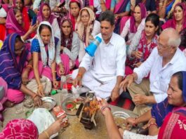 मानदेय और कर्मचारी दर्जे की मांग पर अड़ी आंगनवाड़ी कर्मी Anganwadi workers adamant on demands for honorarium and employee status.
