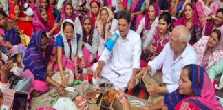 मानदेय और कर्मचारी दर्जे की मांग पर अड़ी आंगनवाड़ी कर्मी Anganwadi workers adamant on demands for honorarium and employee status.