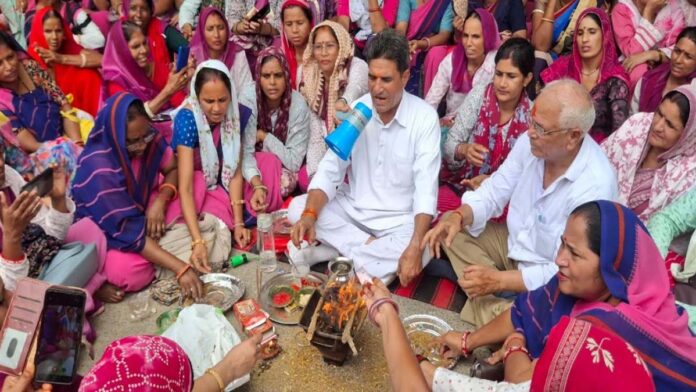 Anganwadi workers adamant on demands for honorarium and employee status. Anganwadi workers adamant on demands for honorarium and employee status.