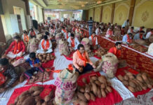 ग्यारह हजार नारियलों के साथ एक ही आसन पर किया 108 बार हनुमान चालीसा का पाठ Recited the Hanuman Chalisa 108 times while seated in a single posture, accompanied by eleven thousand coconuts.