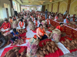 ग्यारह हजार नारियलों के साथ एक ही आसन पर किया 108 बार हनुमान चालीसा का पाठ Recited the Hanuman Chalisa 108 times while seated in a single posture, accompanied by eleven thousand coconuts.