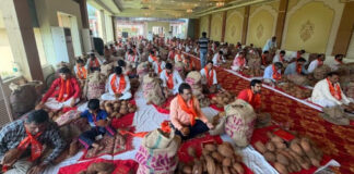 ग्यारह हजार नारियलों के साथ एक ही आसन पर किया 108 बार हनुमान चालीसा का पाठ Recited the Hanuman Chalisa 108 times while seated in a single posture, accompanied by eleven thousand coconuts.