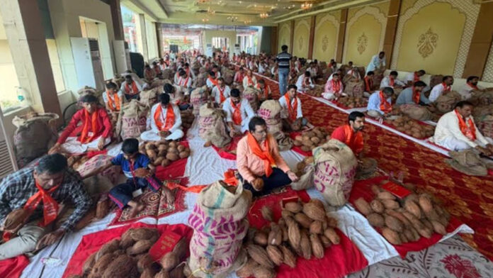 Recited the Hanuman Chalisa 108 times while seated in a single posture, accompanied by eleven thousand coconuts.