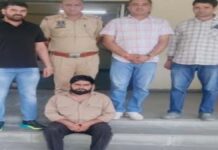 देशी कट्टे और तीन कारतूस के साथ ‘टाइगर’ गिरफ्तार 'Tiger' arrested with a country-made pistol and three cartridges.