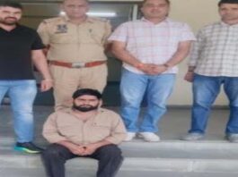 देशी कट्टे और तीन कारतूस के साथ ‘टाइगर’ गिरफ्तार 'Tiger' arrested with a country-made pistol and three cartridges.