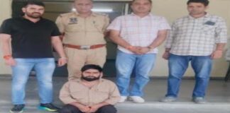 देशी कट्टे और तीन कारतूस के साथ ‘टाइगर’ गिरफ्तार 'Tiger' arrested with a country-made pistol and three cartridges.