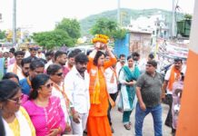 विधायक बालमुकुंद आचार्य ने सिर पर कलश धारण कर मंदिरों में की पूजा-अर्चना