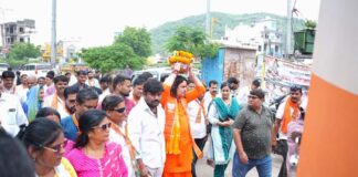 विधायक बालमुकुंद आचार्य ने सिर पर कलश धारण कर मंदिरों में की पूजा-अर्चना