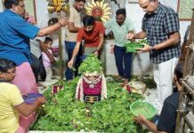 बंगाली बाबा आश्रम में सवा लाख बिल्वपत्रों से हुआ भोलेनाथ का भव्य श्रृंगार