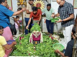 बंगाली बाबा आश्रम में सवा लाख बिल्वपत्रों से हुआ भोलेनाथ का भव्य श्रृंगार