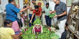 बंगाली बाबा आश्रम में सवा लाख बिल्वपत्रों से हुआ भोलेनाथ का भव्य श्रृंगार