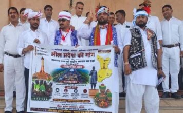 भील प्रदेश की फिर गूंजी मांग: बीएपी विधायकों ने विधानसभा के बाहर किया प्रदर्शन Demand for 'Bhil Pradesh' Resurfaces