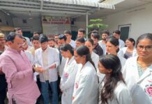 926 रिक्त पदों पर पुनर्नियुक्ति का विरोध: युवा आयुर्वेद चिकित्सकों ने सौंपा ज्ञापन Opposition to re-appointment for 926 vacant posts