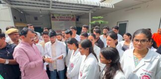 926 रिक्त पदों पर पुनर्नियुक्ति का विरोध: युवा आयुर्वेद चिकित्सकों ने सौंपा ज्ञापन Opposition to re-appointment for 926 vacant posts