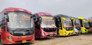 परिवहन विभाग की कार्रवाई के विरोध में निजी बस ऑपरेटरों का आंदोलन