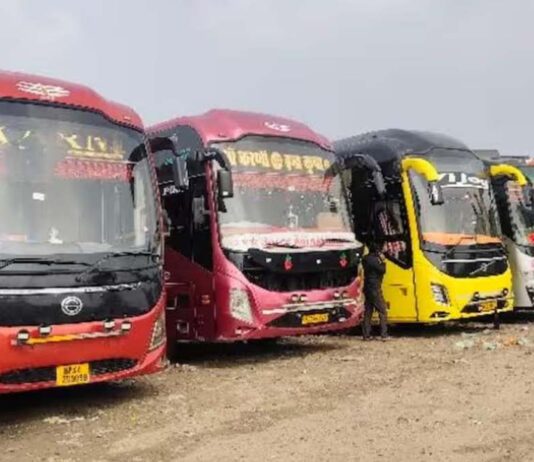 परिवहन विभाग की कार्रवाई के विरोध में निजी बस ऑपरेटरों का आंदोलन