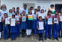 देशभक्ति की रंगों में सजे बच्चों के चित्र: 10 पौधे लगाकर लिया हर साल एक पेड़ लगाने का संकल्प