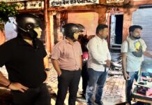 रात में स्कूटी पर निकले कलेक्टर: नालियों से दुकानों तक देखी सफाई Collector heads out on a scooter at night; inspects cleanliness from drains to shops.